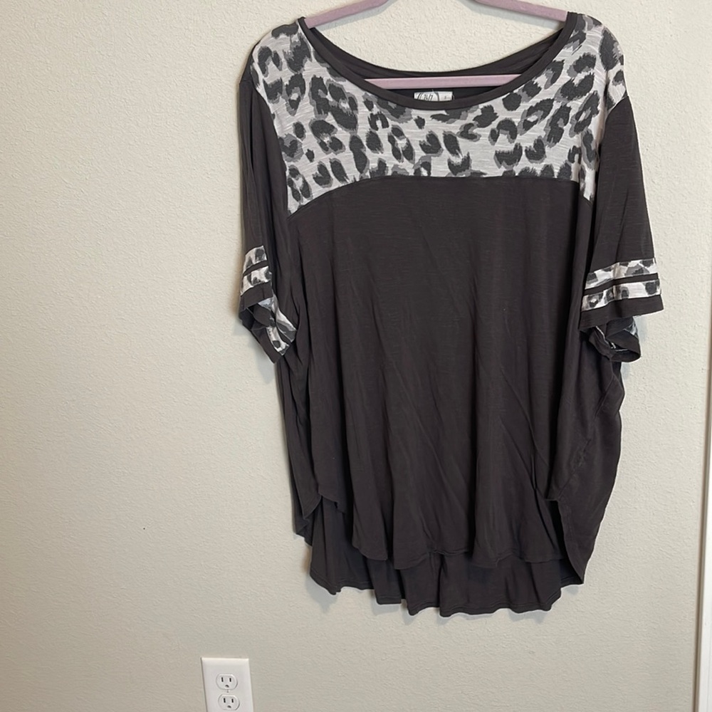 Maurice’s 24/7 Gray Leopard Short Sleeve